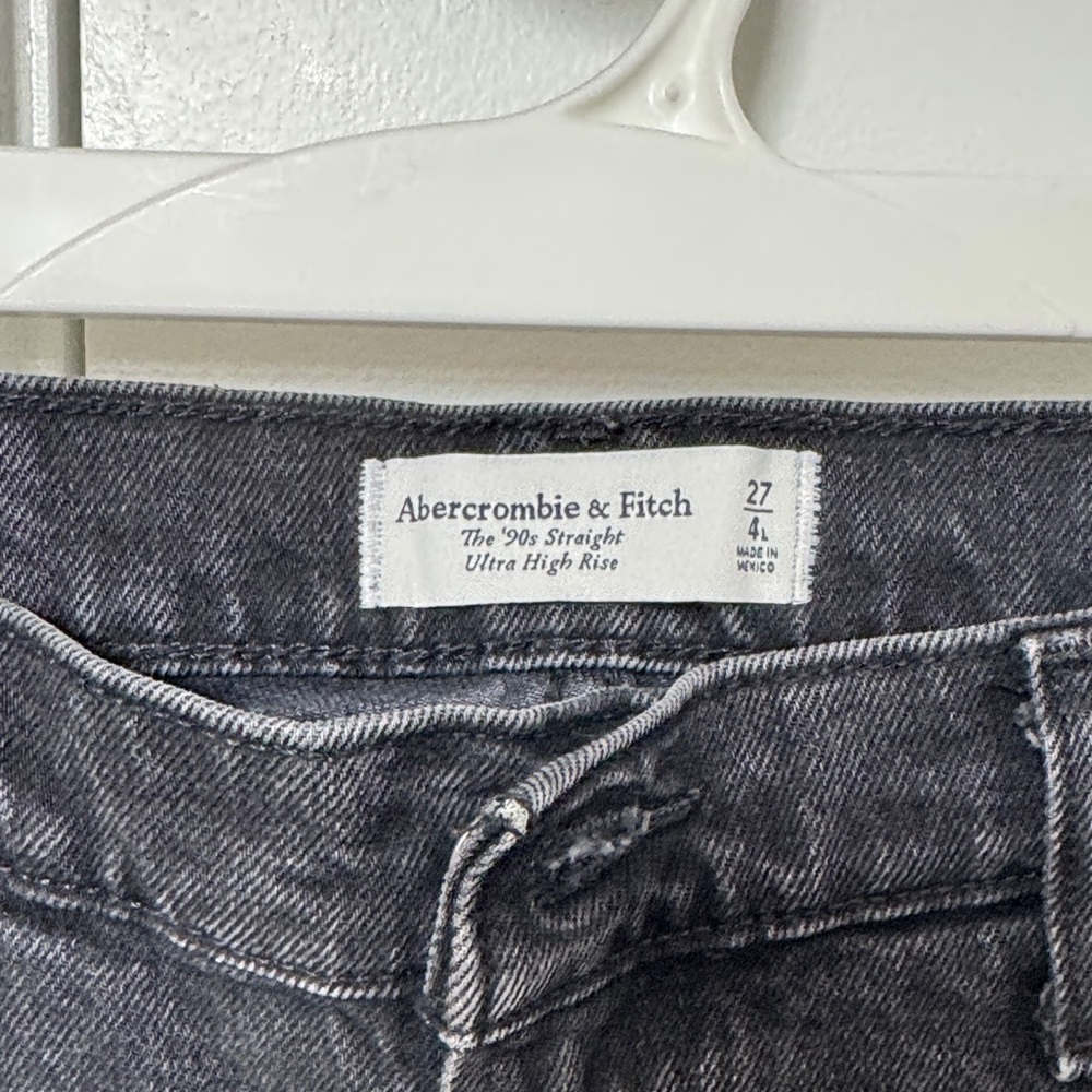 Abercrombie & Fitch The 90s Straight Ultra High Rise Black Distressed Jeans 27/4